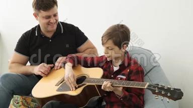 在学习如何在父亲和儿子<strong>之</strong>间演奏吉他方面的<strong>团结</strong>